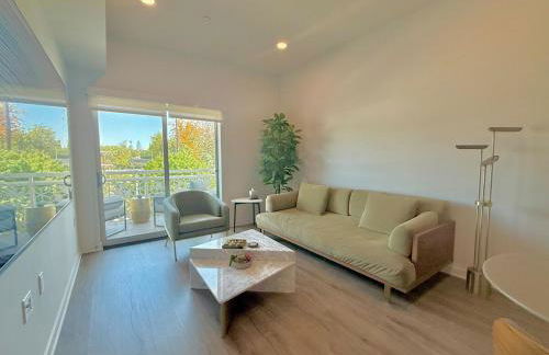 Designer 1 Bedroom Condo in Silver Lake - Photo 4