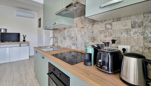 Centro Piazza Wi-Fi AC Balcony Design by WE HOST YOU - Photo 5