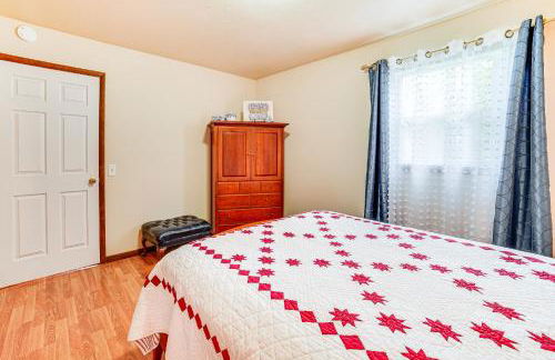 Watch the Sunrise at this Quaint Lake-View Cottage - Foto 13