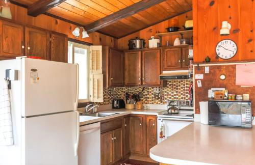 Retro Retreat Charming Home with Hot Tub & Fire Pit - Foto 5