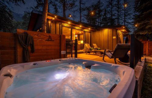 Serene Riverside Retreat with Sauna, Hot Tub, Fire Pit by Forest & Peak Retreats - Foto 32