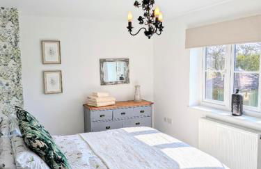 Coastal Whisper Sleeps 10 with Parking - Foto 13