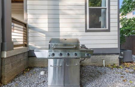 The Maple House - Huge Backyard & Mins to Broadway - Foto 20