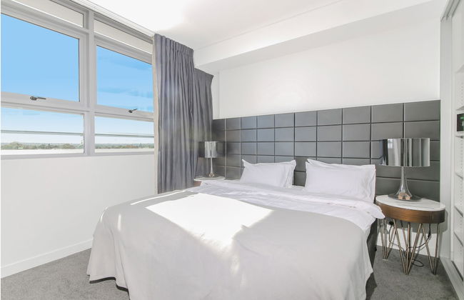 2 Bedroom Modern Apartment in Chatswood - Photo 2