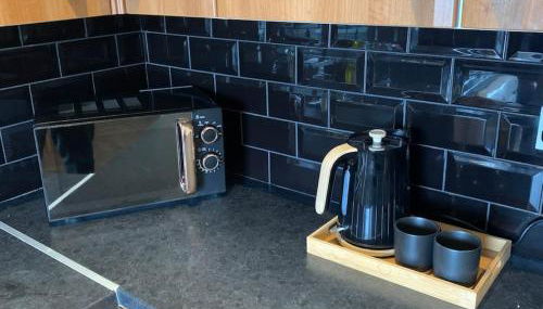 Fantastic Large 2 X Bedroom Flat, Free Parking - Photo 5, minibar