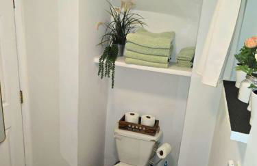 Jungle House Columbus Downtown Free Parking Sleeps 6 - Steps to Convention Center & Nationwide Arena - 1BR Short North Luxury Home - Over 5,800 Five Star Stays - Foto 33