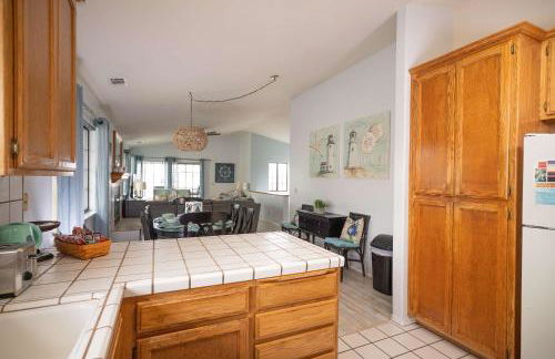 Spacious 3BR Home with Hot Tub & Private Yard - Foto 13