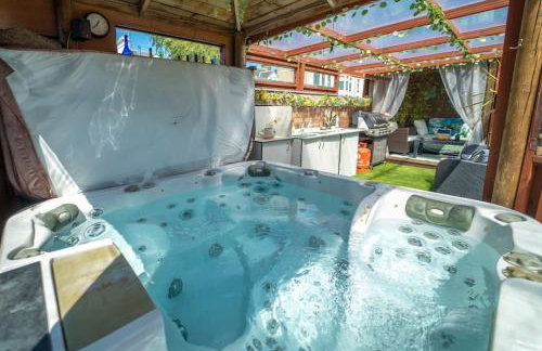 Stunning Central Villa by Golf Course & Beach - Foto 40