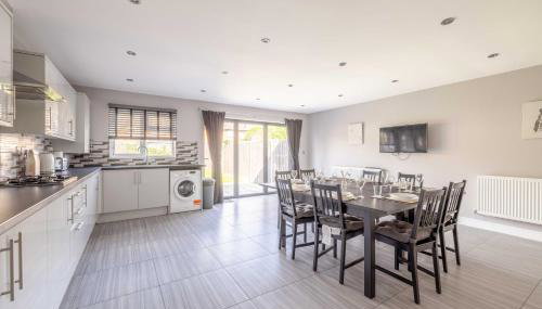 Spacious 4 Bed - Near Uxbridge, Heathrow & PARKING - By Tempstay - Foto 2