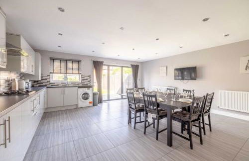 Spacious 4 Bed - Near Uxbridge, Heathrow & PARKING - By Tempstay - Foto 2