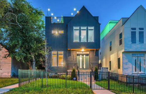 Designer Single Family House-Rooftop- Hot Tub - Foto 1