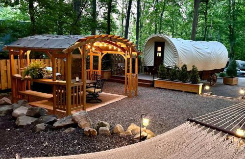 Elegant, Vintage Conestoga Covered Wagon Getaway in Denver, Pennsylvania - Foto 6