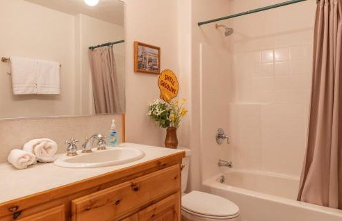 Chester Currents by KABINO Riverfront on Henrys Fork Air Conditioning Boat Launch Foosball Pool Table Huge Yard Garage WIFI - Foto 37