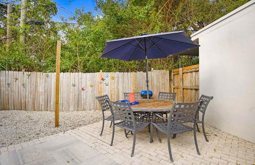 Tropical Escape near Beach! Tons of parking! - Photo 8