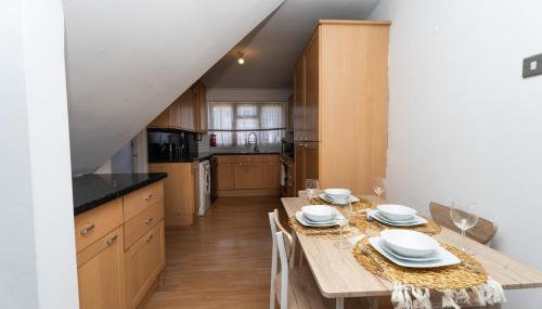 Homely Hornchurch - 5 Bed House - Foto 2, stove