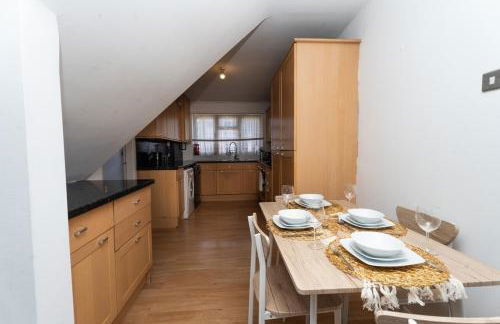 Homely Hornchurch - 5 Bed House - Foto 2