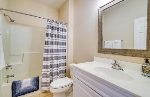 Spacious Southport Condo with Balcony! - Foto 28