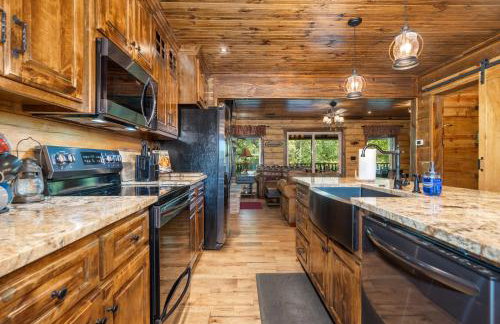 River Lodge Escape with Hot Tub - Foto 10