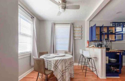 Charming Farmhouse Retreat near Downtown & University Modern Amenities, Fireplace & Porch! - Foto 14