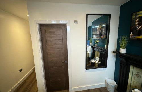 Southgate Luxury Apartments-Jaquzzi Bath-Private Parking- suitable for contractors - Foto 73