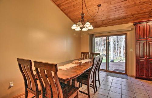 Cabin with Fire Pit and Movie Room, 1 Mi to Lake - Foto 9