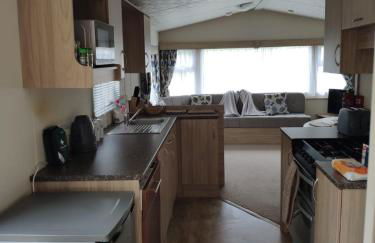 Lovely Static 6 Bed Caravan at Billing Aquadrome - Photo 4