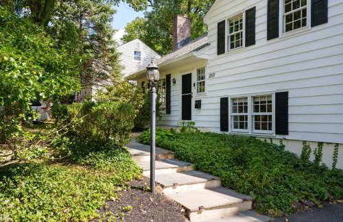 Exclusive Lux Home Near Town • Game Rm • Gym • 4BR - Photo 74
