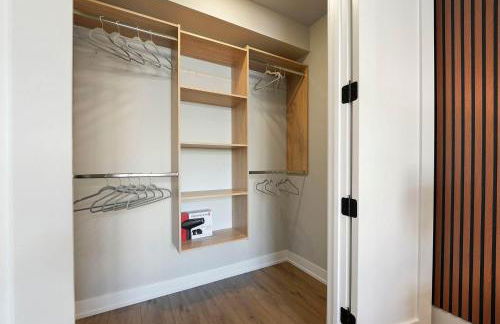 Modern 2BR2BA Condo Free Parking and Balcony - Foto 27