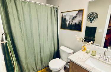 Colorful Comfort 3 Bedroom Home with Fenced yard - Foto 8