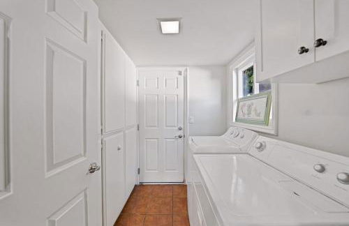 Gorgeous Villa with Private Heated Pool - Foto 8