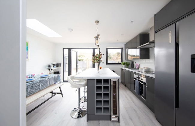 Seaside Serenity 3-bed Deck Garden Near Shore - Photo 42