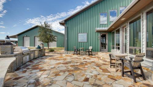 Game Room, Fireplaces, On-Site Lake! Kaufman Home - Foto 2