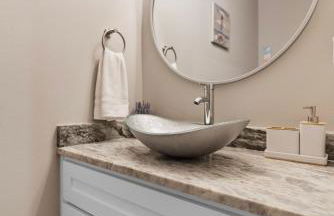 Stylish Townhouse with BBQ, Pool & Near Beach - Foto 29