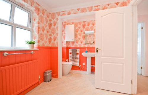 Princes Esplanade-Beachfront House with Balcony a stone throw from Gurnard Beach - Foto 29