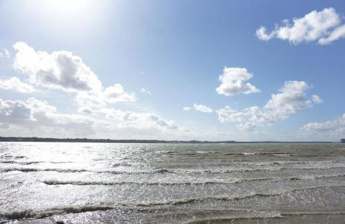 Stunning pied-a-terre moments from the water. - Photo 16