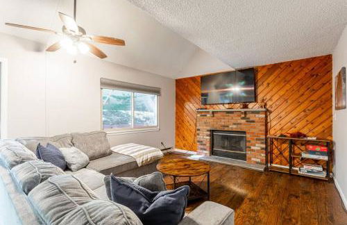 Cozy 3Br Fire Pit Hammock 2 Minutes to Beach - Foto 1