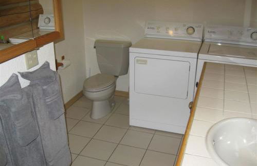 Tranquil Mountain Glamping Retreat: Stunning Log Cabin with a Hot Tub in Darby, MT - Foto 12