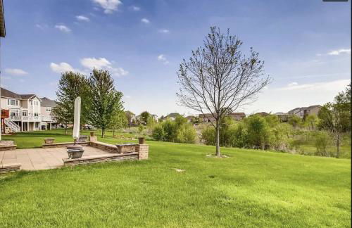 Charming 3-bedroom 1 bath basement nook with backyard view and gazebo - Foto 14