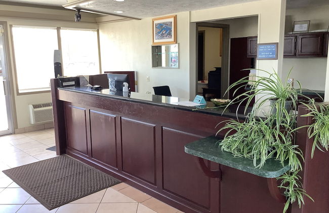 Silver Spur Vintage Inn & Suites - Photo 2