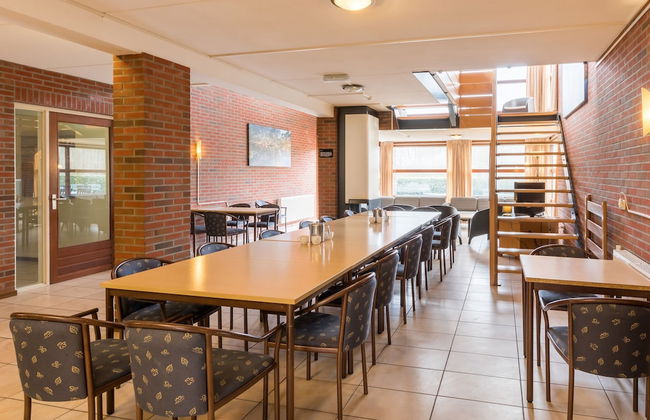 Well Furnished Home for Groups with Fireplace near Water - Photo 10