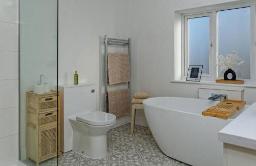 Stylish 3BR House with Free Parking & Garden - Foto 19