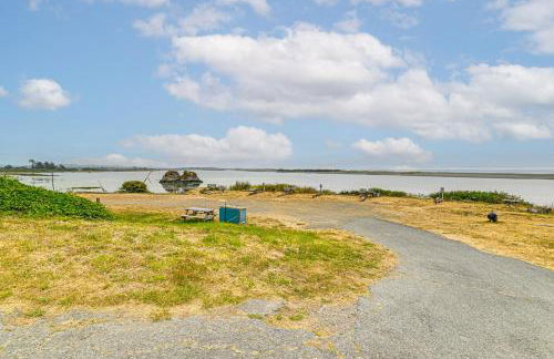 Walk to Beach Cozy Home with Deck in Smith River! - Foto 27