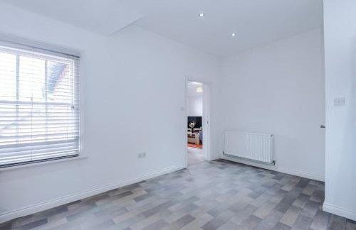 Modern 3 Bedroom House Perfect for Short and Long Stays - Foto 11