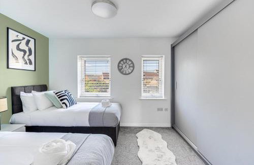 Stylish House with Driveway Parking, Self-Check-In, Fast WiFi and Smart TV by Yoko Property - Foto 3