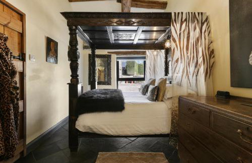 Romantic four poster Cottage private outdoor Hot Tub & Sauna at Harthill Hall plus private daily use of indoor pool and sauna 1 hour per day - Photo 2