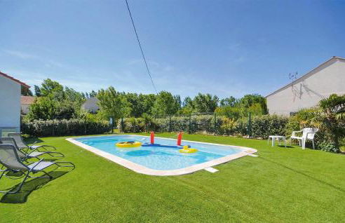 Nice Apartment In Le Sambuc With Wifi - Foto 6