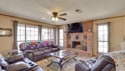 Hot Tub, Lake Access! Anglers Escape in Hemphill - Foto 4