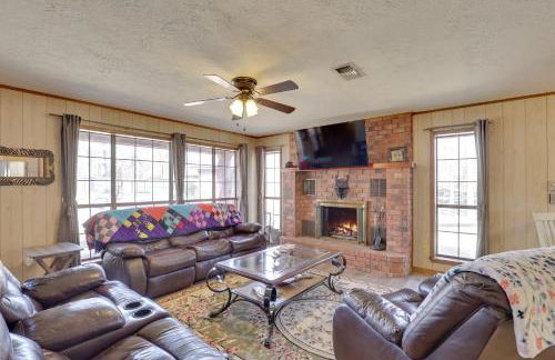 Hot Tub, Lake Access! Anglers Escape in Hemphill - Foto 4