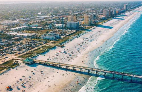 Trendy 1BR Apt with King Bed Pool Gym and Close to Beach - Foto 10