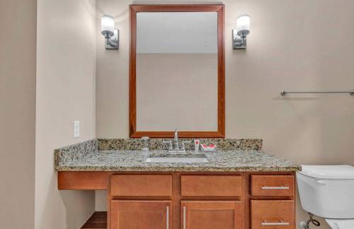 Modern High-Rise Condo in Central Downtown | Gym - Foto 28